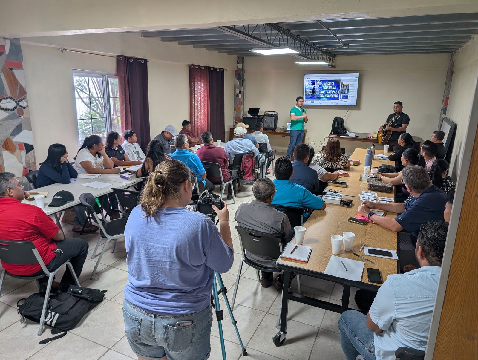Líderes de iglesia orando y conversando juntos en un grupo