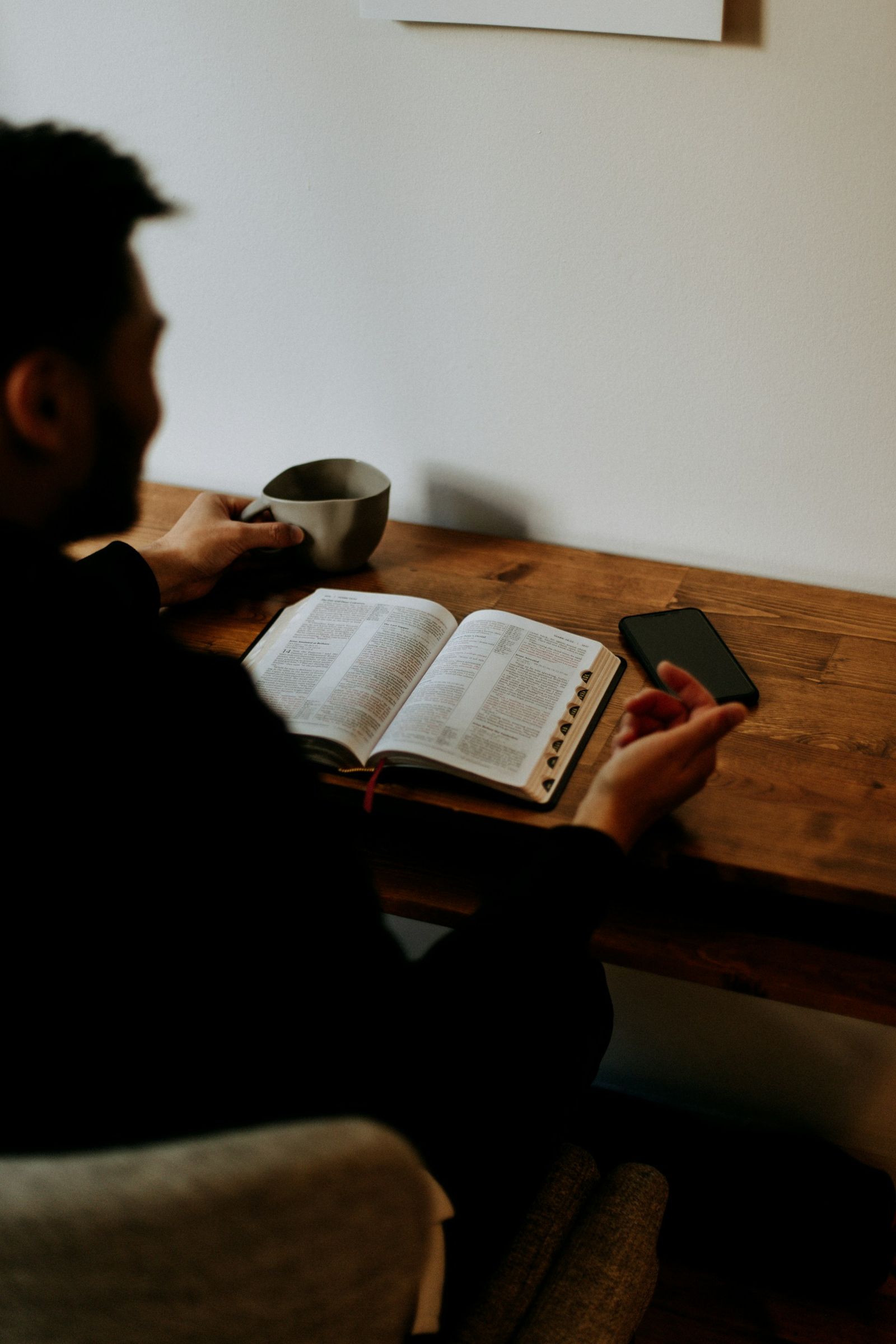 Un líder viendo una clase con su cuaderno y su Biblia abiertos