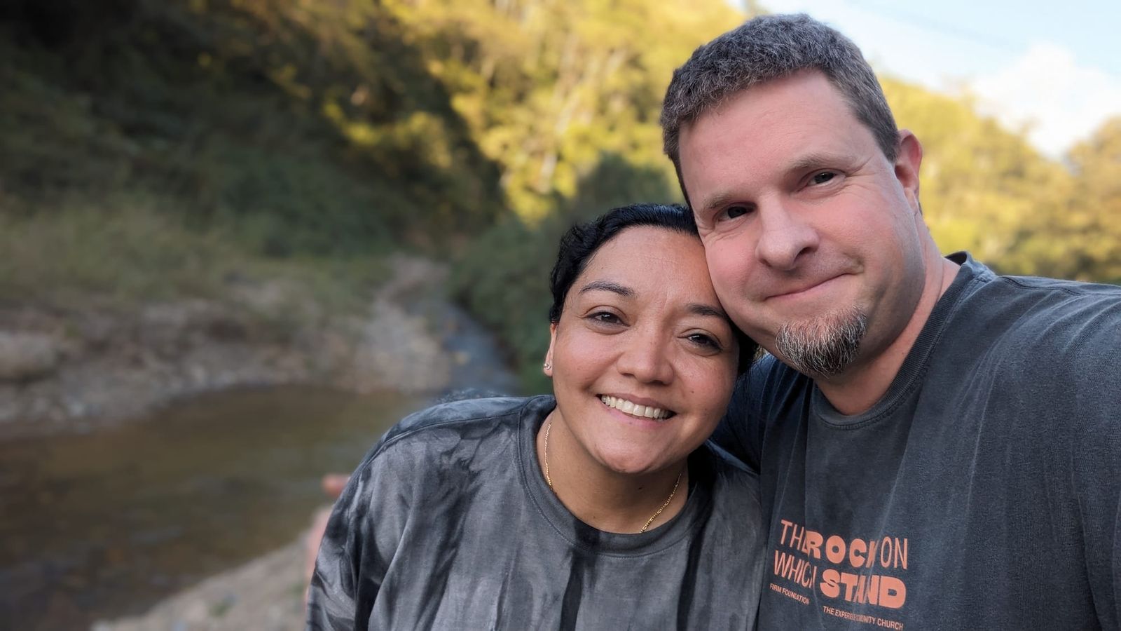 Byron y Pamela Sommardahl en Honduras, con las personas a quienes sirven