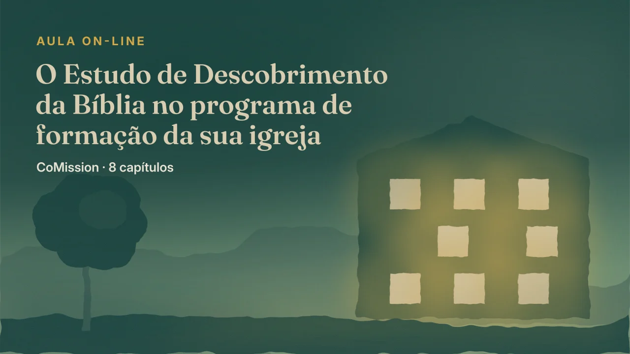 Capa: O Estudo de Descobrimento da Bíblia no programa de formação da sua igreja — um templo à noite com luz acesa em várias janelas ao mesmo tempo, o ensino acontecendo em muitas salas e não a partir de um só púlpito.