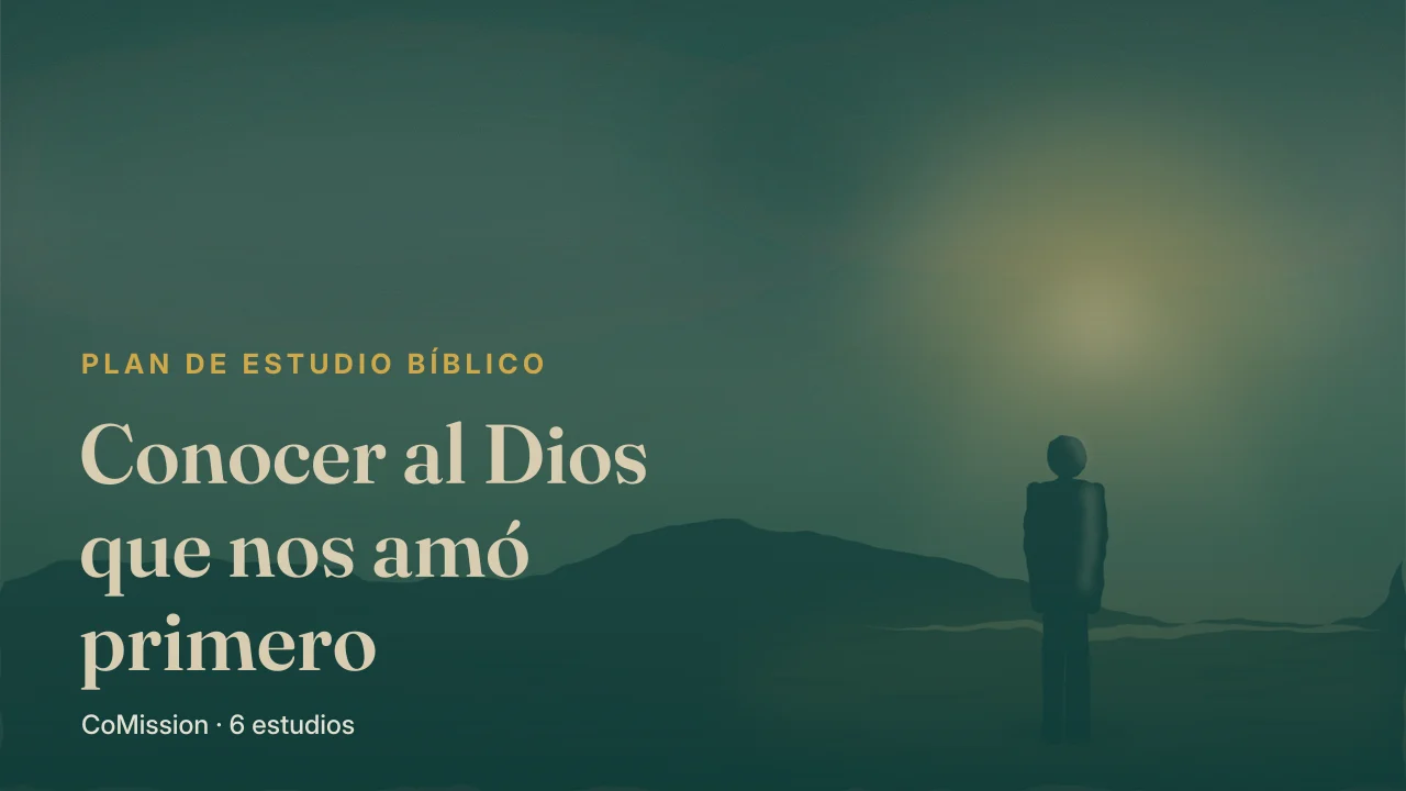 Conocer al Dios que nos amó primero — la luz que se abre paso entre un cielo oscuro y cae sobre una persona que está quieta