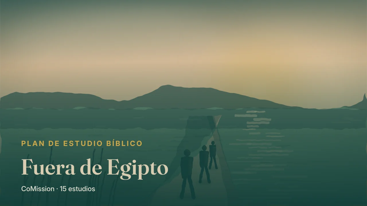 Fuera de Egipto — tres figuras caminando de noche por un camino hacia una luz lejana